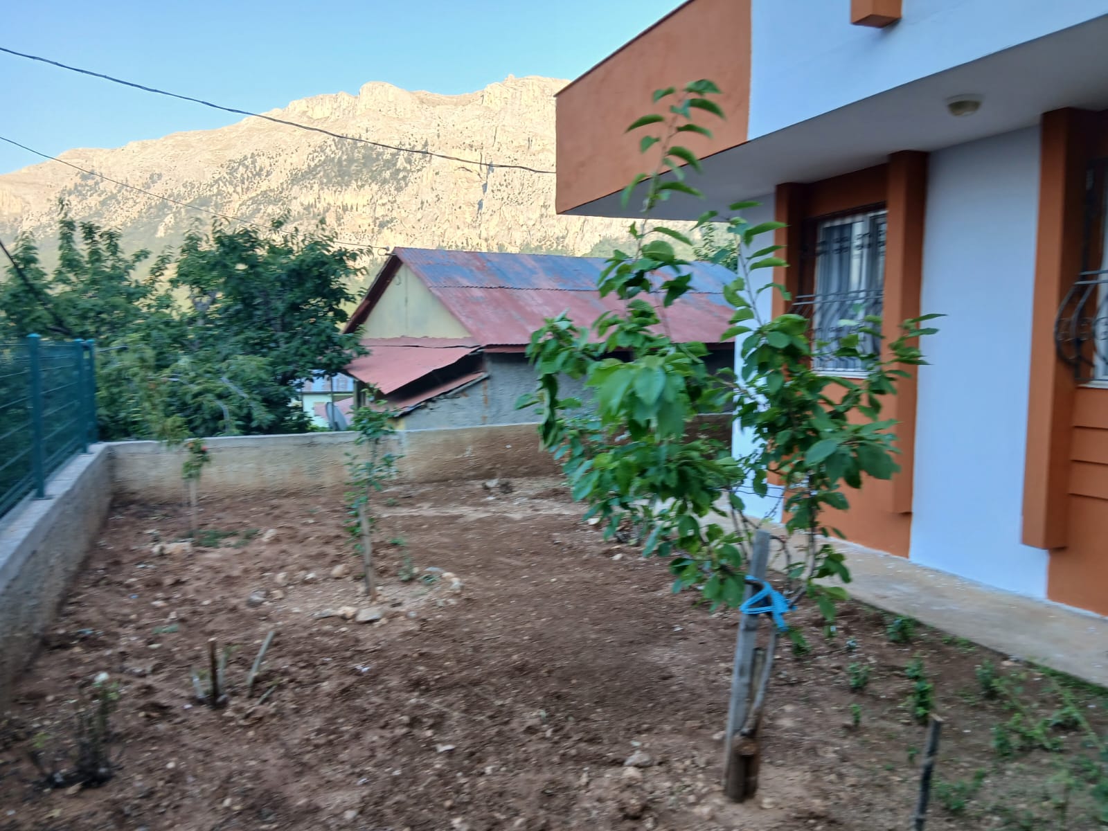 ESENTEPE CAMİİ ARKASI, 3 KATLI, 330M. ARSALI