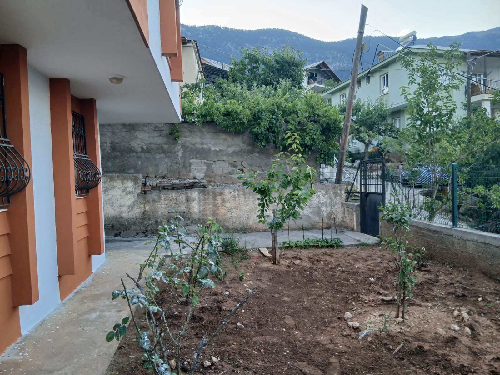ESENTEPE CAMİİ ARKASI, 3 KATLI, 330M. ARSALI